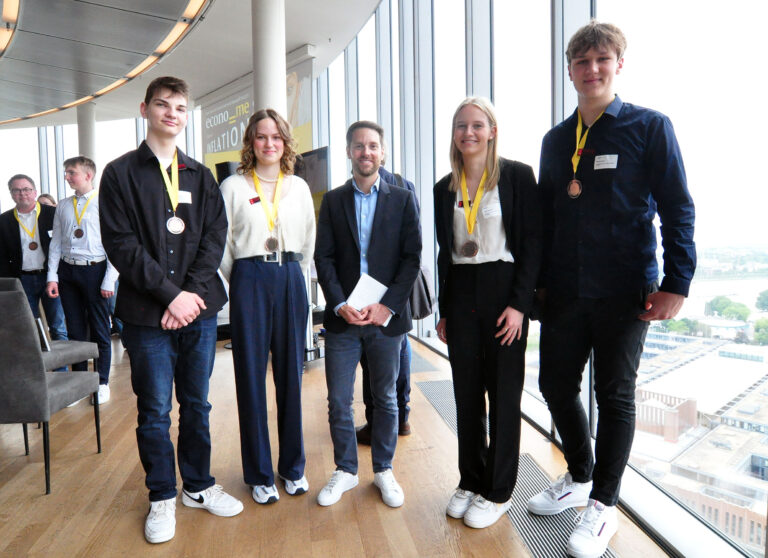Team der Johanniter-Schulen Wriezen erreicht Platz 3 beim Wirtschaftswettbewerb