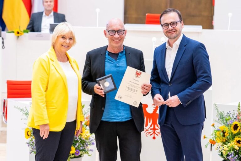 Landtagsmedaille an Frank Weigel, Oberstufenkoordinator der Evangelischen Schule Neuruppin, verliehen 